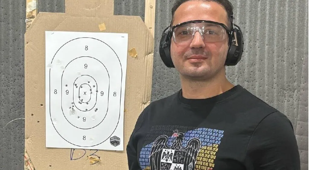 adrian-bazavan-batut-la-mitingul-lui-calin-georgescu_q6ONt