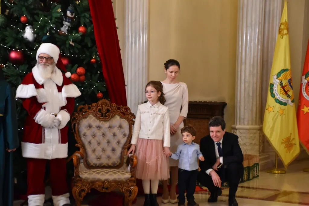 nicusor-dan-familie-colindatori_AVODj